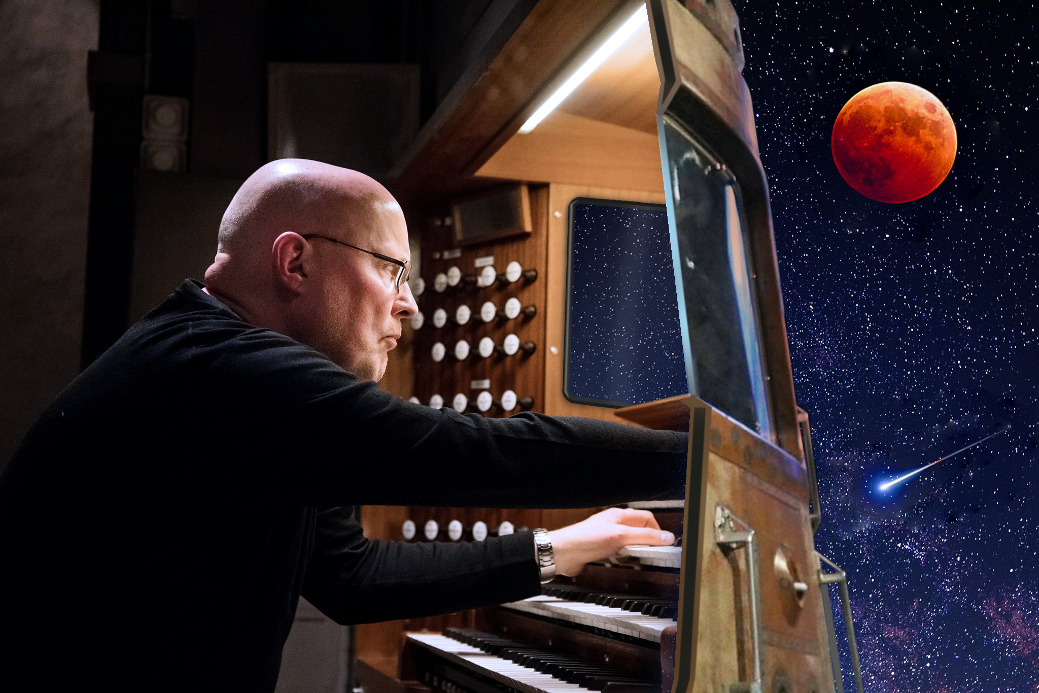 Nils Larsson spelar rymdmusik på orgel i Brännkyrka kyrka